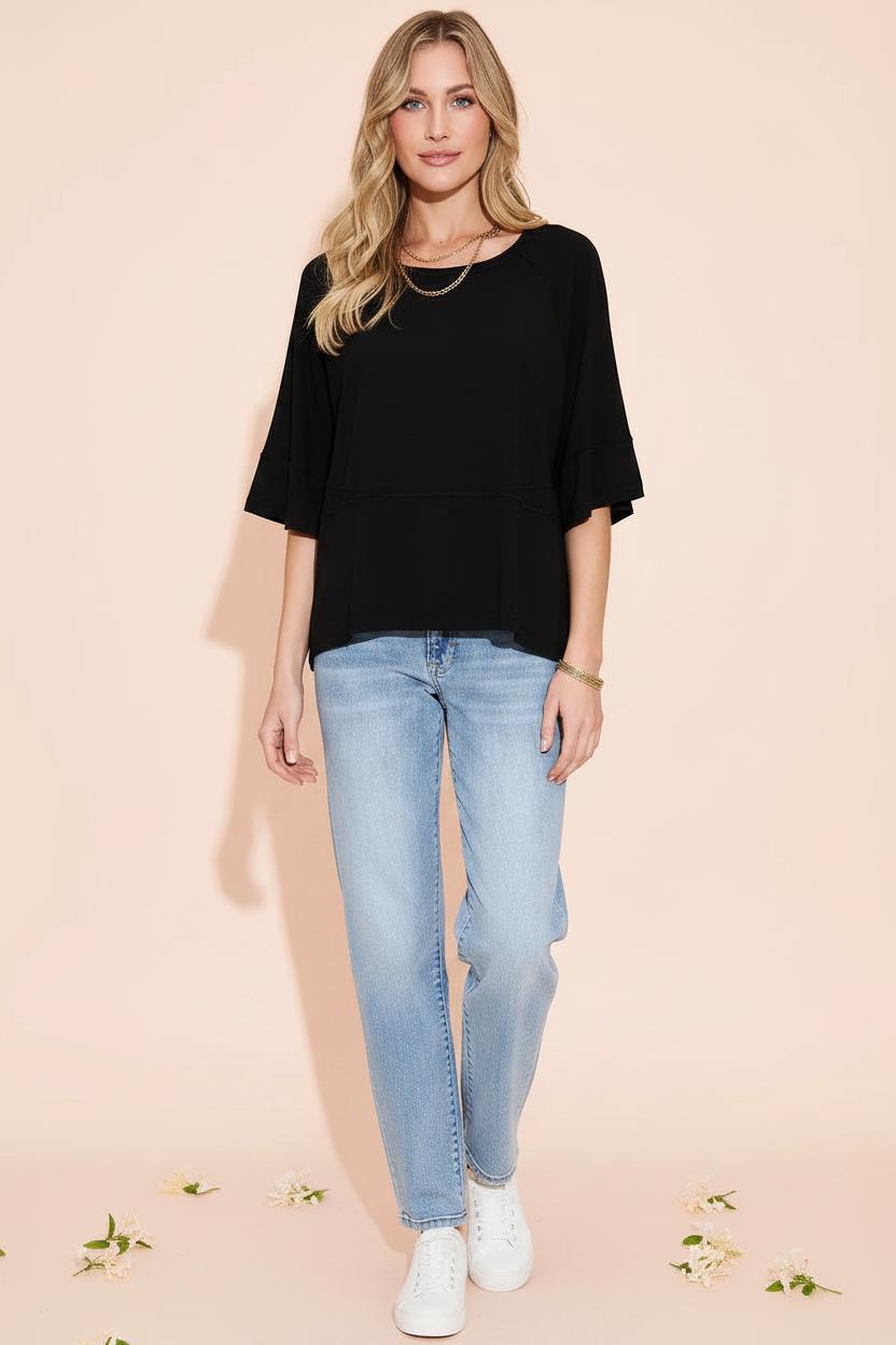 Plus-size black round-neck short-sleeve t-shirt with exposed seams
